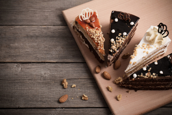 在木板上的巧克力蛋糕切块背景
