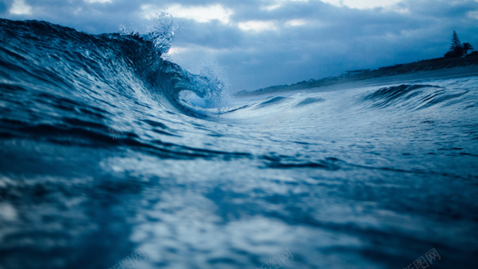 蓝色大海海浪摄影背景图摄影图片
