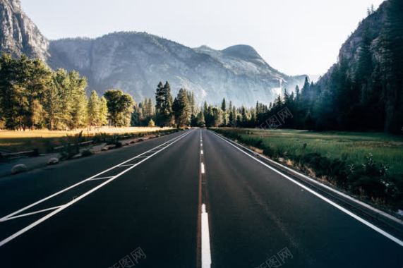 山谷里的公路背景