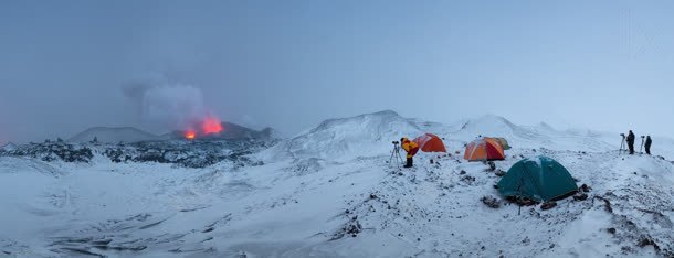 人物冬日雪山火山背景