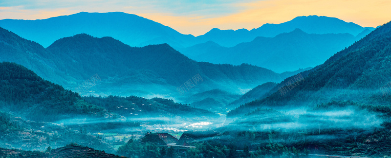 梦幻山间烟雾风景平面广告摄影图片