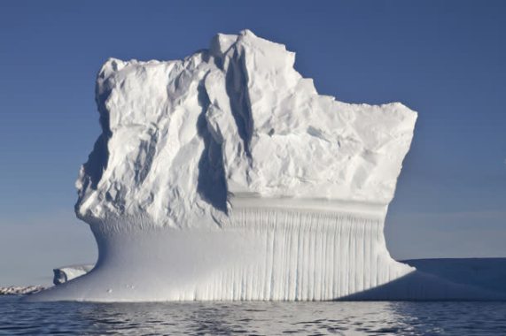 巨大的雪山冰山摄影图摄影图片