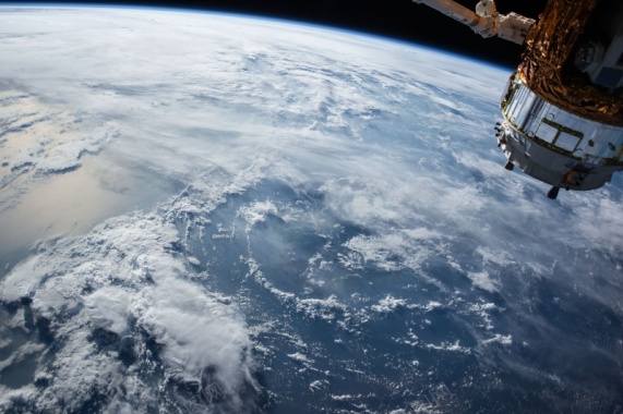 太空宇宙飞船地球背景