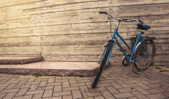 复古怀旧自行车街景图摄影图片