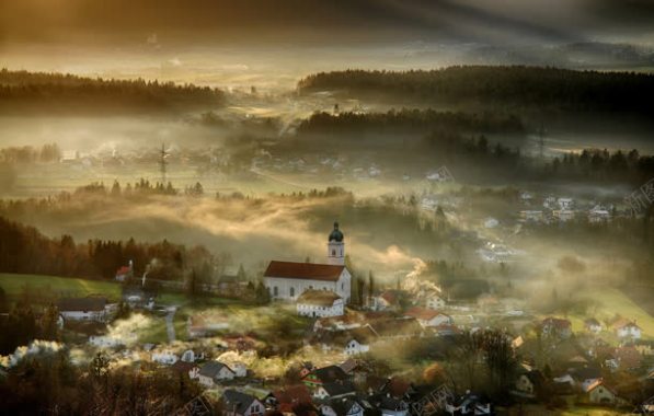 云雾下的乡村小镇背景