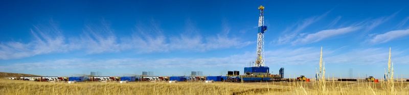 蓝天草地天然气工厂背景摄影图片