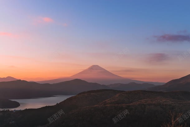 蓝天阳光山峰河流jpg设计背景_88icon https://88icon.com 山峰 河流 蓝天 阳光