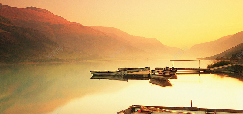 远山静谧湖水小船背景摄影图片