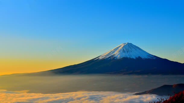 蓝天下的夕阳雪山背景