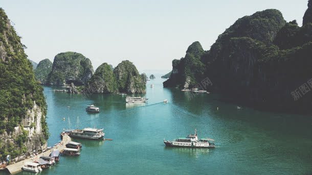 绿色旅行小船湖面背景