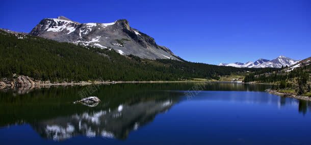 山峰树林湖水背景背景