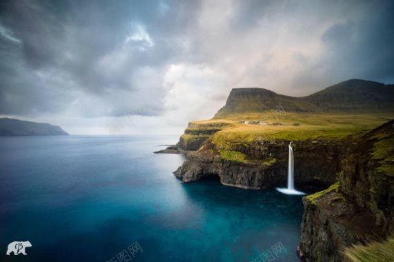 平原绿地瀑布海水背景