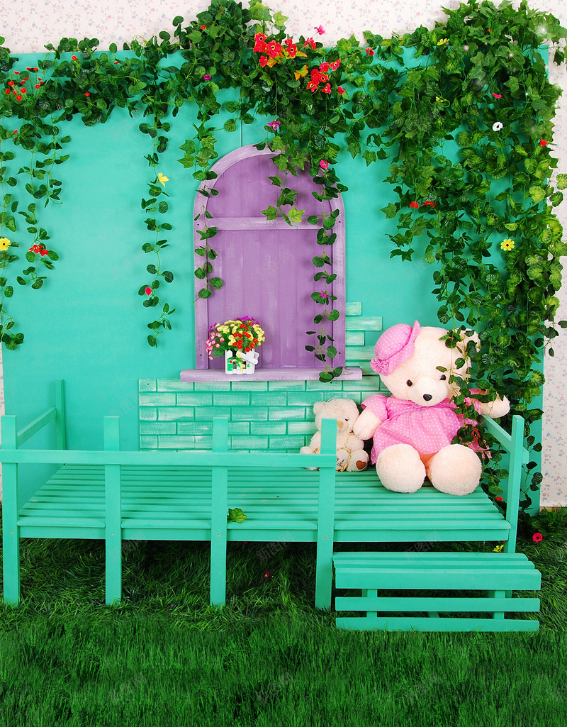 可爱的小熊儿童影楼背景布jpg_88icon https://88icon.com 卡通儿童影楼背景 可爱的小熊儿童影楼背景布 天蓝色 小熊 摄影 温暖 爬山虎 窗户 背景墙 草地 青色 风景 鲜花