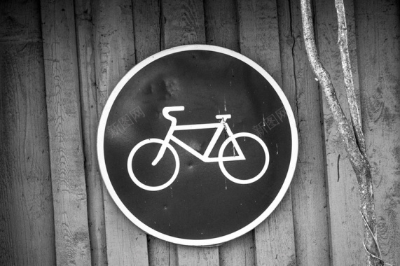 木头上的自行车行驶图标背景图摄影图片