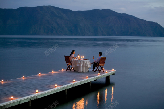 湖边约会情侣背景