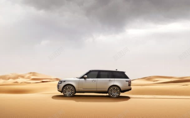 乌云沙漠里的汽车背景