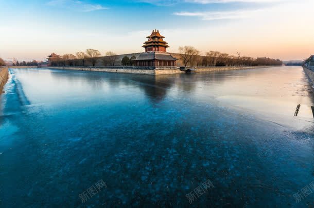 蓝天海面中国风建筑jpg设计背景_88icon https://88icon.com 国风 建筑 海面 蓝天