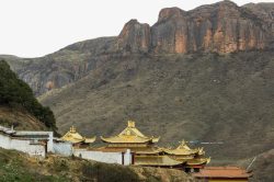 山脉下的寺院郎木寺高原山脉下的寺院高清图片