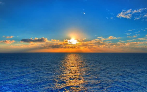 蓝天夕阳下的海水背景
