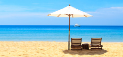 白色设计感躺椅沙滩桌蓝色海滩高清图片