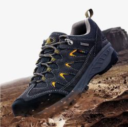 登山装备沾上泥土的登山鞋高清图片