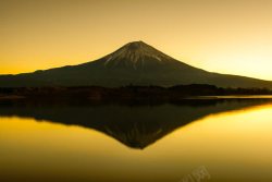 夕阳余晖山川在水中倒映夕阳余晖高清图片