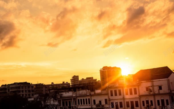 夕阳下的海面房子背景