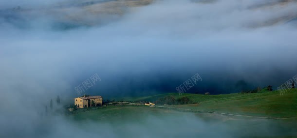 雾中的乡村背景
