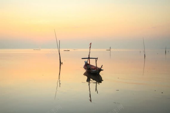 黄昏时候夕阳西下渔船摄影摄影图片