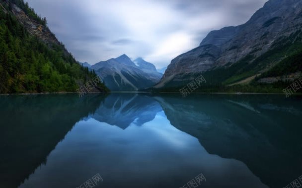 山间峡谷湖面半晚背景