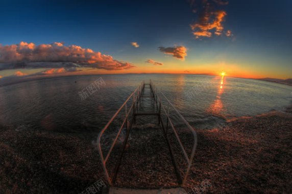 蓝天夕阳海面小桥背景