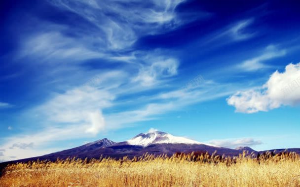 唯美野外蓝天山峰背景