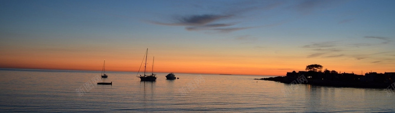 黄昏海边渔船背景摄影图片
