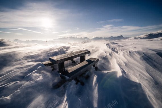 冬日白雪纯净长凳背景