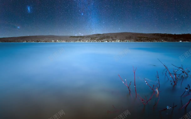 蓝色星空下的蓝色湖面背景