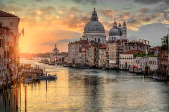 夕阳下的水城威尼斯背景