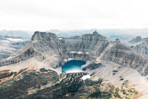 高山岩石湖泊自然背景