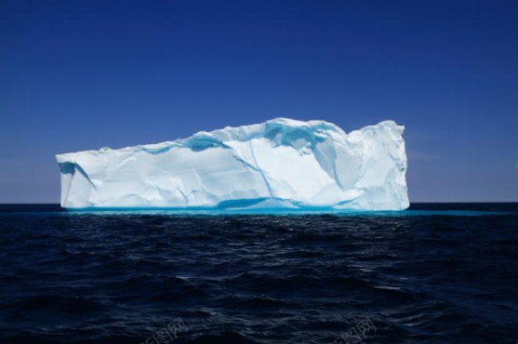 大海里漂浮的巨大冰山背景