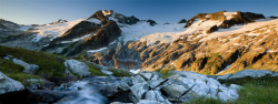 山顶白雪雪山绿色高山夕阳高清图片