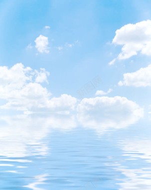 蓝色水蓝天白色云朵背景