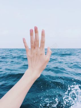 蓝色海面女人的手背景