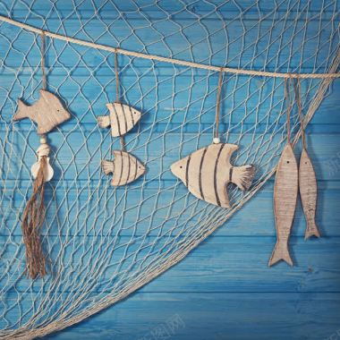 渔网和雕刻鱼背景