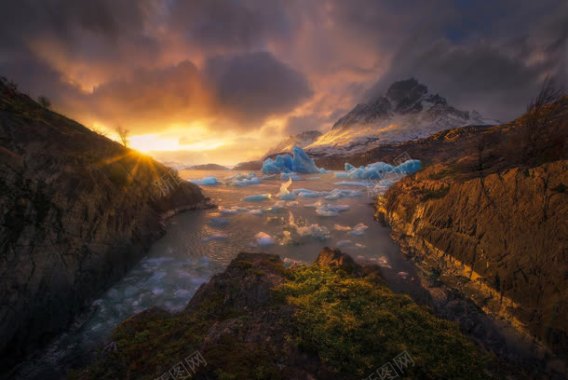 日落山峦间的冰山背景