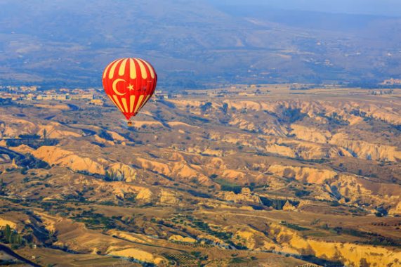 黄土高原的红色氢气球背景