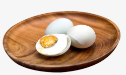 木碟子上的白色鸭蛋素材