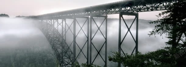 雾中的桥背景