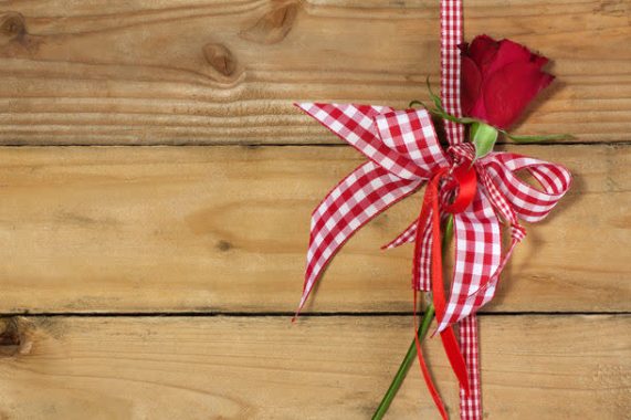 木板上的玫瑰花与蝴碟结背景