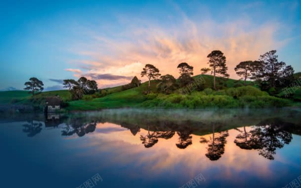 夕阳下的湖泊和树林背景