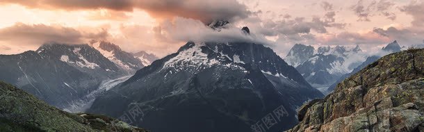 雄伟的高山背景