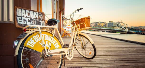 河岸边的自行车海报背景jpg设计背景_88icon https://88icon.com 河岸 海报 背景 自行车